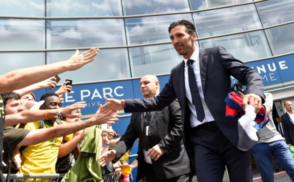 Sambutan Hangat Warga Prancis untuk Kiper Anyar PSG Gianluigi Buffon