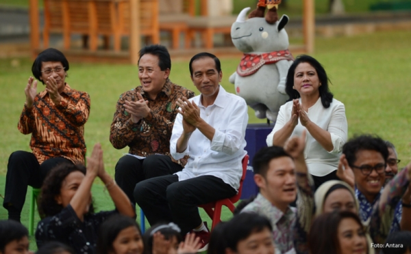 Begini Keseruan Jokowi Saat Bermain dengan Anak-Anak di Halaman Istana Merdeka