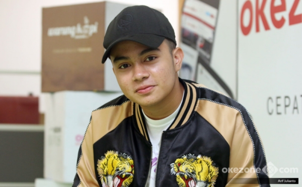 Umay Shahab Jadi Samuel Sahabat Roman di Film Rompis 