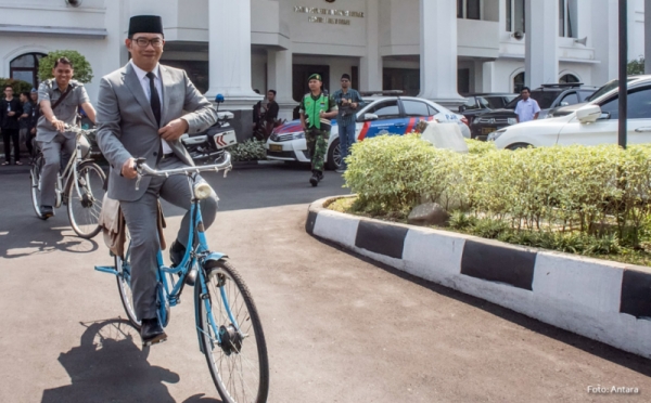 Aksi Ridwan Kamil Naik Sepeda Usai Diperkenalkan pada Rapat Paripurna DPRD Jabar