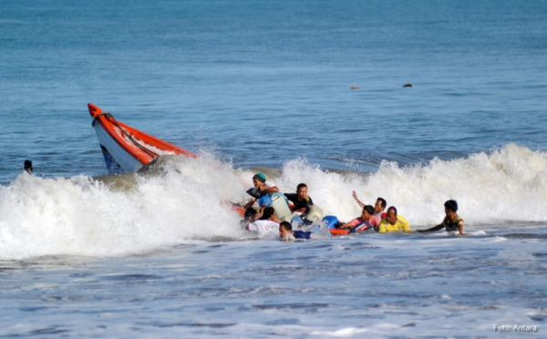 Detik-Detik Ombak Tinggi Hantam Perahu Nelayan di Pantai Pasie Nan Tigo Padang