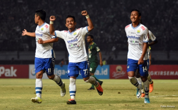 Persib Bandung Permalukan Persebaya Surabaya 4-3