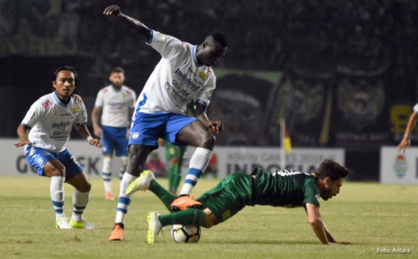 Persib Bandung Permalukan Persebaya Surabaya 4-3
