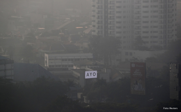 Ketika Kabut dan Asap Polusi Selimuti Gedung Bertingkat di Jakarta