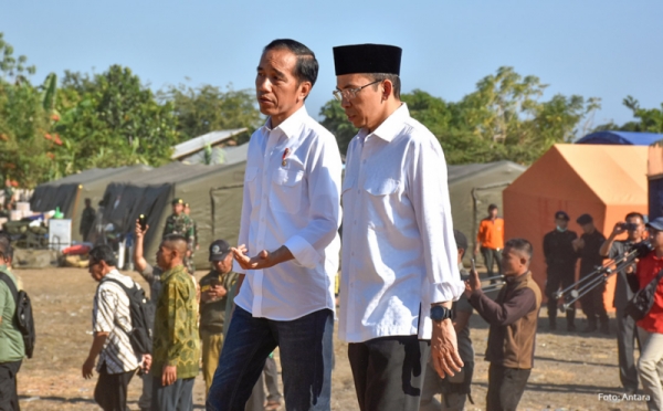 Tampil Kompak, Jokowi & TGB Zainul Majdi Pakai Kemeja Putih saat Kunjungi Korban Gempa