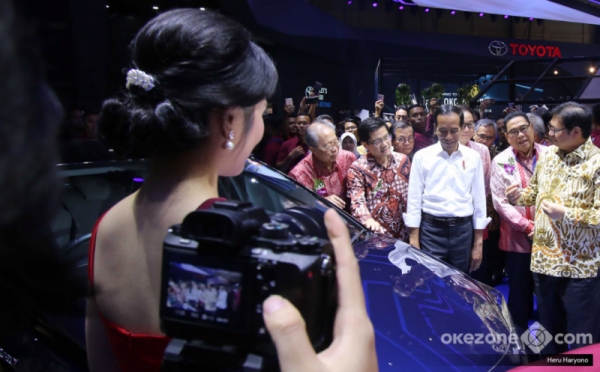 Seluruh Mata Tertuju pada Presiden Jokowi saat Kunjungi Pameran GIIAS 2018