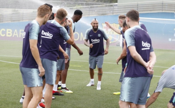 Sambutan Hangat Pemain Barcelona untuk Arturo Vidal saat Latihan Bersama