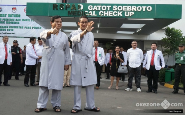 Senyum Prabowo-Sandiaga Uno Jalani Tes Kesehatan Awal di RSPAD Gatot Subroto