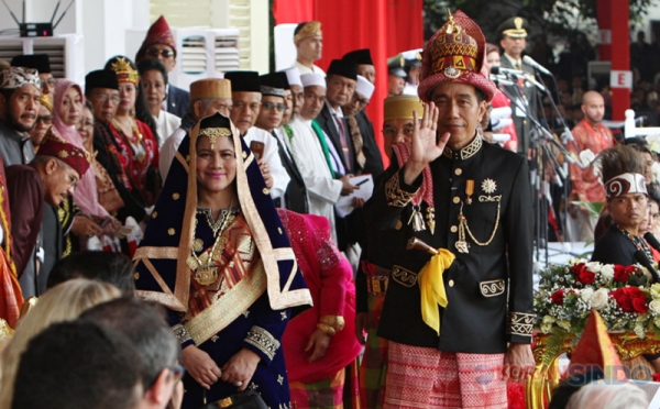 Jokowi Tampilkan Kekayaan Budaya Indonesia Lewat Pakaian  