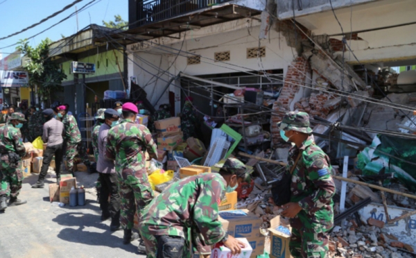 Libur Idul Adha, Prajurit TNI Tetap Bekerja Bantu Korban Gempa Lombok