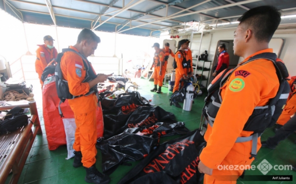 Jasad Korban Penumpang Lion Air JT-610 Dimasukkan ke Kantong Jenazah 