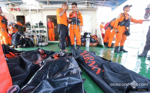 Jasad Korban Penumpang Lion Air JT-610 Dimasukkan ke Kantong Jenazah 