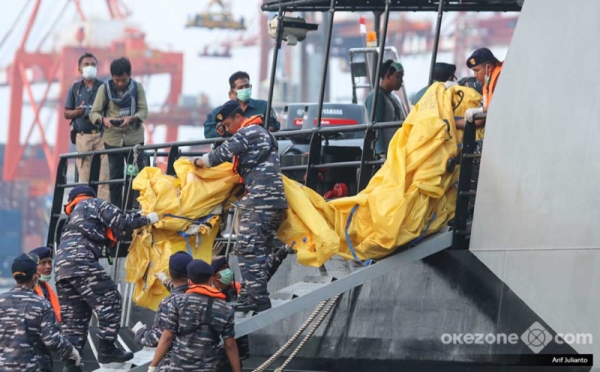 Serpihan Pesawat Lion Air JT 610 Diturunkan dari KRI Torani