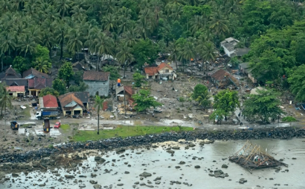 Foto Udara Kondisi Pesisir Pantai Banten pada Hari ke-2 Pascatsunami
