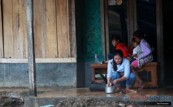 Korban Tsunami Selat Sunda Mulai Membersihkan Rumahnya