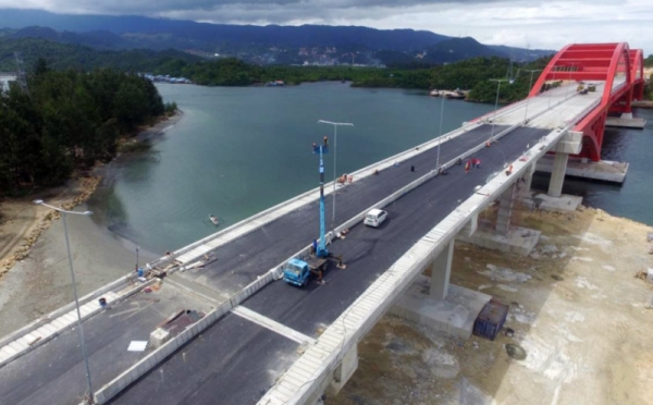 Warna-warni Jembatan Holtekamp Jadi Ikon Wisata Baru di Papua 