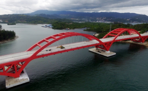 Warna-warni Jembatan Holtekamp Jadi Ikon Wisata Baru di Papua 