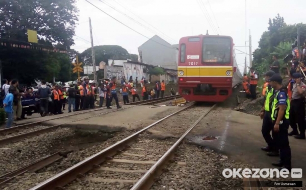 Terobos Pintu Perlintasan Dua Pemotor Tewas Ditabrak Krl Okezone Megapolitan