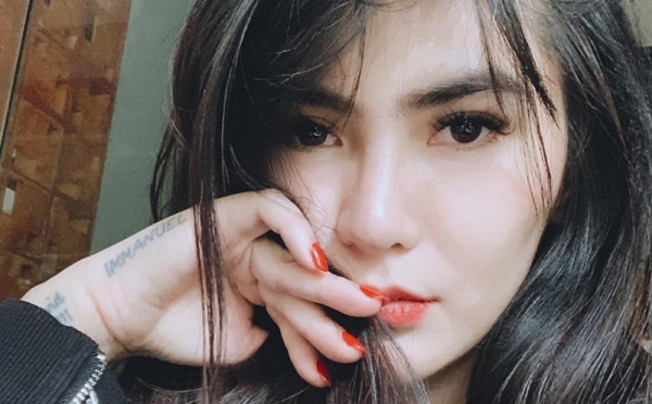 Pesona Tato di Tangan Aktris Cantik Angela Lee