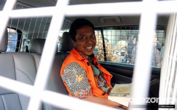 Pemeriksaan Perdana, Romahurmuziy Tebar Senyum di Dalam Mobil Tahanan