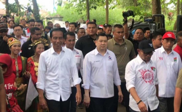 Kampanye Akbar di Alun-Alun Serang, Ketum Perindo Jalan Kaki Bersama Jokowi 