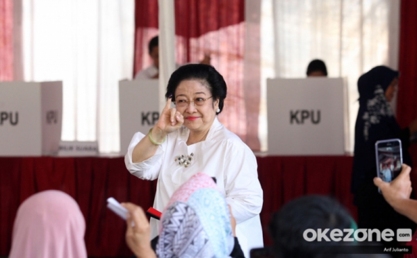 Usai Nyoblos, Megawati & Puan Unjuk Kelingking yang Sudah Dicelup Tinta Pemilu