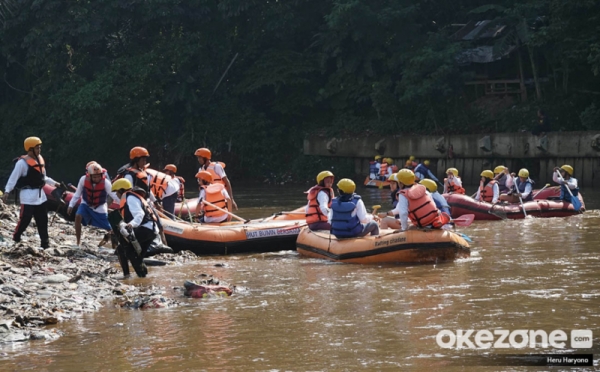 Operasi Bersih Sungai Ciliwung di Hari Kartini