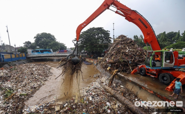 Gunungan Sampah Menumpuk di Pintu Air Manggarai
