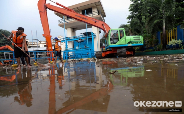 Gunungan Sampah Menumpuk di Pintu Air Manggarai
