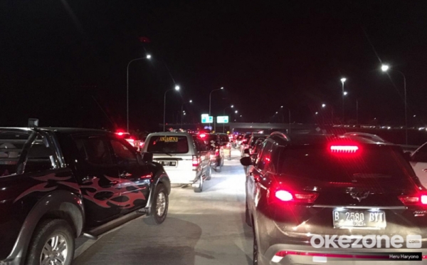 Kendaraan Pemudik Terjebak Kemacetan di Tol Semarang-Solo