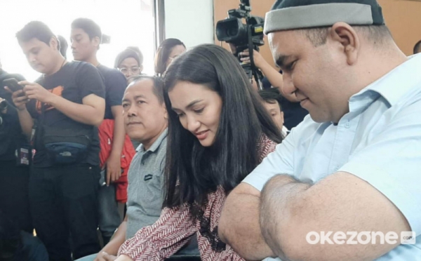 Atiqah Hasiholan Hadiri Sidang Vonis Ratna Sarumpaet