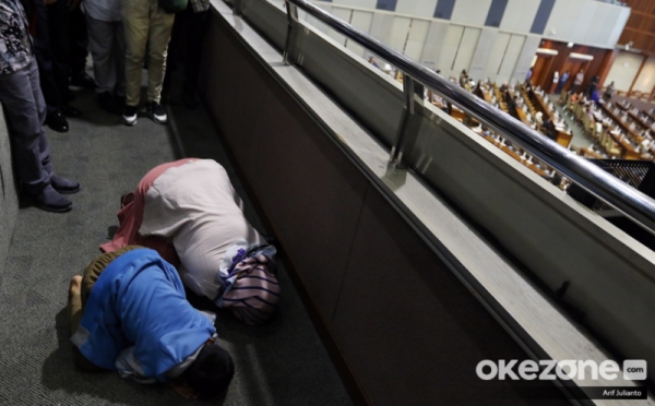 Amnesti Disetujui DPR, Baiq Nuril Makmun Sujud Syukur Bersama Putranya