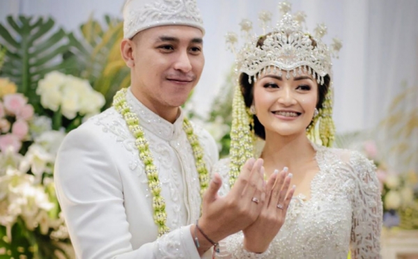 Rona Bahagia Terpancar dari Pernikahan Siti Badriah dengan Krisjiana Baharudin