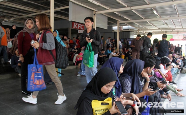 Imbas Listrik Padam, Calon Penumpang KRL Terlantar di Stasiun Manggarai