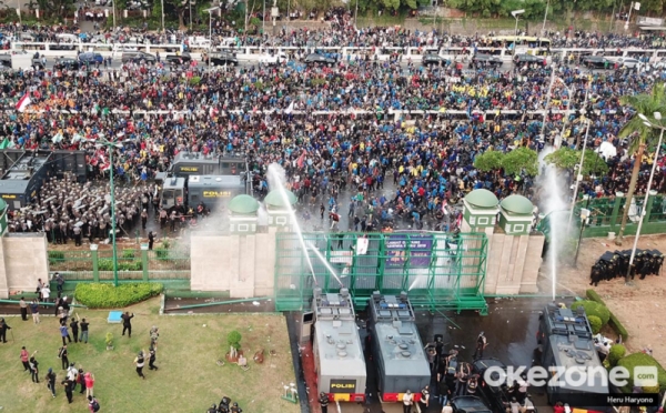 Dipicu Saling Dorong, Demo di Depan Gedung DPR Berakhir Ricuh