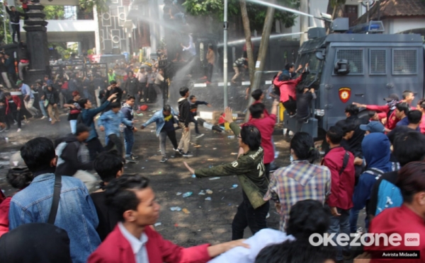 Demo di Gedung DPRD Kota Malang Ricuh, 3 Orang Terluka