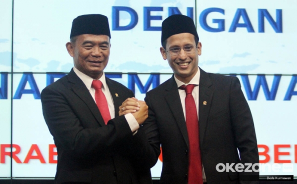 Sertijab Menteri Pendidikan dan Kebudayaan, Nadiem Makarim Salam Komado dengan Muhadjir Effendy 