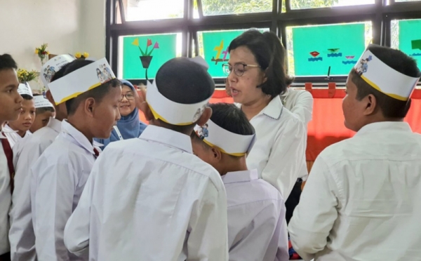 Ketika Menkeu Sri Mulyani Jadi Guru bagi Siswa SD Kenari 1 Jakarta