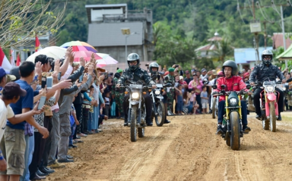 Naik Motor, Jokowi Tinjau Pembangunan Irigasi & PLBN di Nunukan