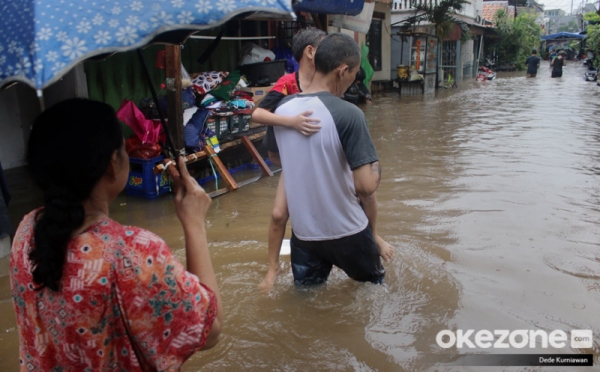 Begini Aktivitas Warga saat Banjir Rendam Kawasan Tanah Abang
