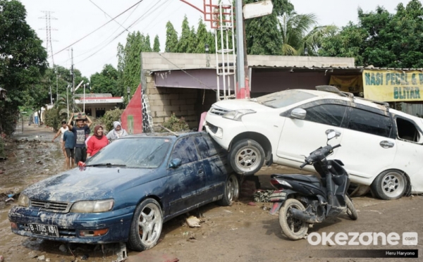 Mobil-Mobil yang Menumpuk Pascabanjir di Pondok Gede Permai Bekasi