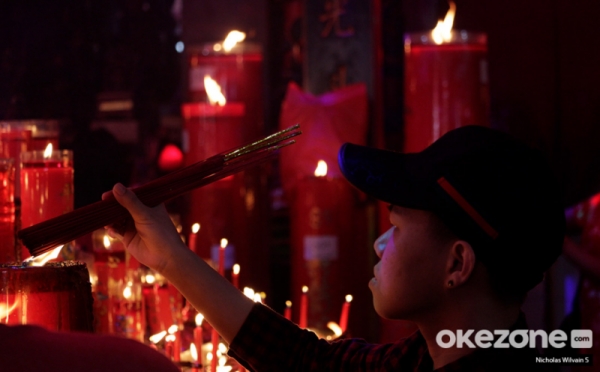 Sembahyang Hari Raya Imlek di Kelenteng Hok Lay Kiong Bekasi