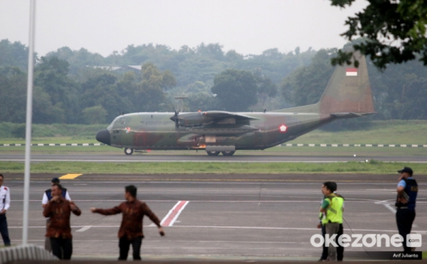 Pesawat yang Membawa WNI dari Natuna Tiba di Halim