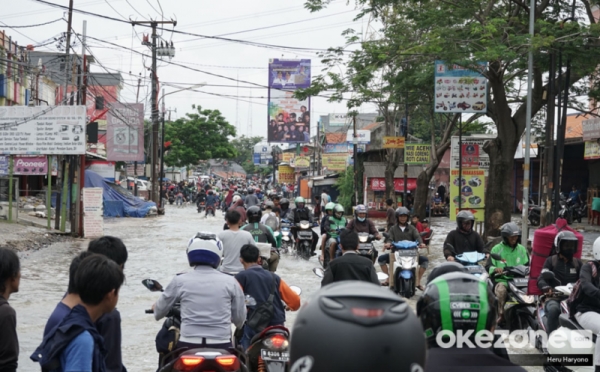 Sepeda Motor Terobos Banjir di Ciledug Indah