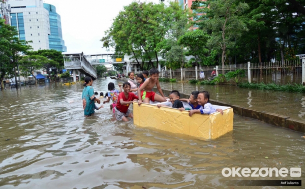 Asyiknya Anak-Anak Bermain Air saat Banjir