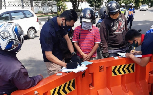 Petugas Tindak Tegas Pengendara yang Melanggar PSBB di Kota Bandung