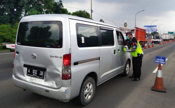 Polisi Periksa Kendaraan yang Dicurigai Membawa Orang Mudik