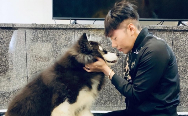 Potret Roy Kiyoshi Bersama Anjing Kesayangannya