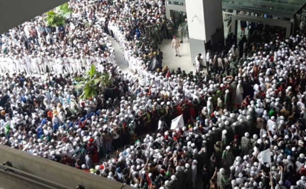 Crowds of Habib Rizieq supporters filled the arrival gate of Terminal 3 at Soetta Airport