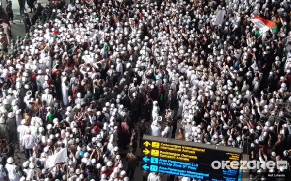 A crowd of Habib Rizieq supporters filled the arrivals gate of Terminal 3 at Soetta Airport.